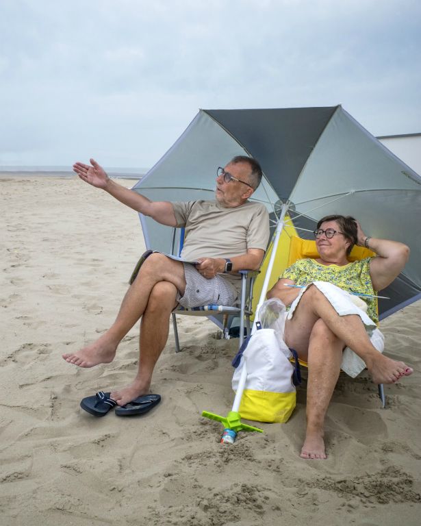 STRAATFOTOGRAFIE  De vrijheid van kijken, luisteren, voelen en slenteren.  Mijn plezier zit in het vastleggen van ‘gewone’ momenten met een verhalend karakter. Soms raadselachtig, grappig of ernstig. Het lijkt de waarheid maar is het niet. Het is de interpretatie van jou (en mij) van een moment van de werkelijkheid.